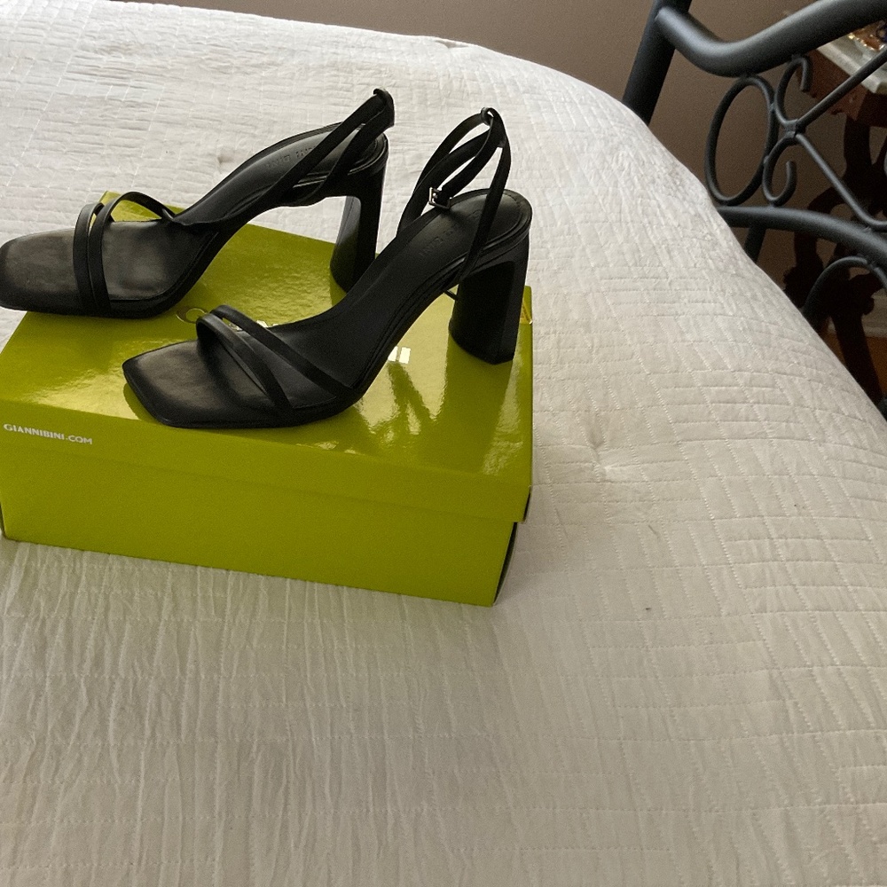 Ladies Gianni Bini black size 8.5 sandals medium BRAND NEW and only tried on.